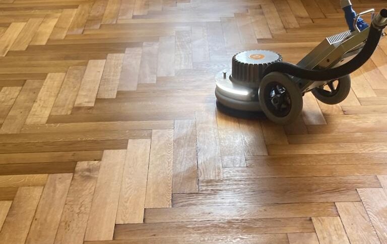 Massivparkett in Brandenburg schleifen